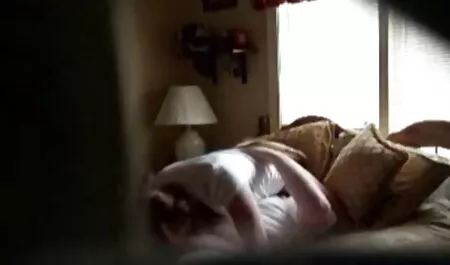Tetona chica anal castellano madura en traje de santa y medias suaves masturbación por la gravedad