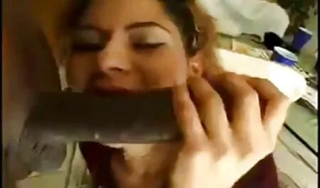 Enmascarado amateur anal español esclavo obedientemente lame los pies de su amante