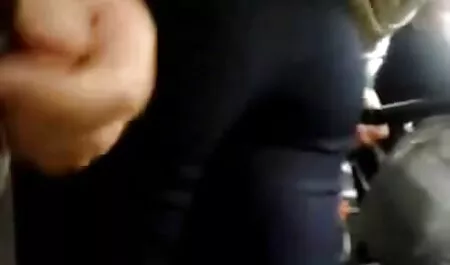 La señora le encanta tirar de los anal en español pezones de su esclavo