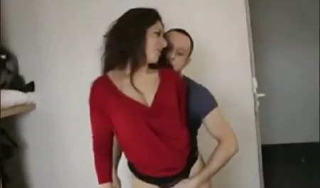 Delgado chica disfrutando españolas en anal grande negro falo