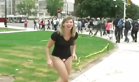 Tía anal subtitulado español colgando de la pinza de la ropa en la vagina