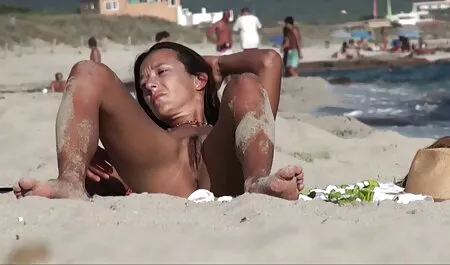 Los anal en español latino polluelos de la inserción de varios objetos en los coños mojados