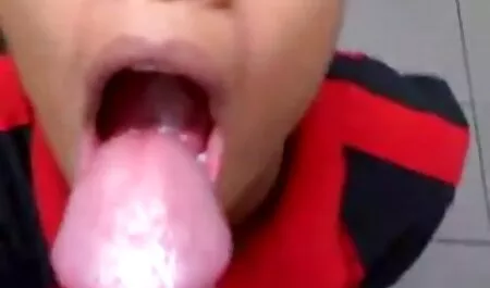 Dulce 18 año viejo acaricia su coño a hacer ella misma orgasmo anal casero en español