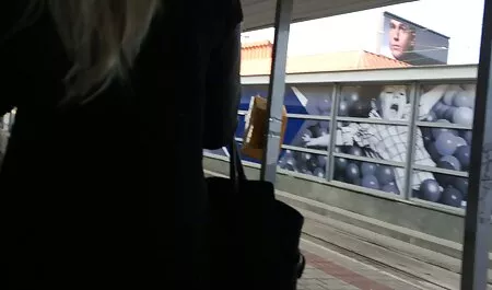 Pelirroja resplandor con entusiasmo a tientas mi primer anal en español la cama