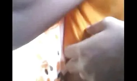 Flaco chica atornillar a sí misma con pequeño falo en la anal en español naturaleza