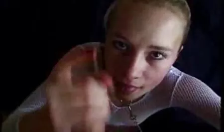 Chica con flequillo en una cola de caballo acariciando videos anales gratis en español