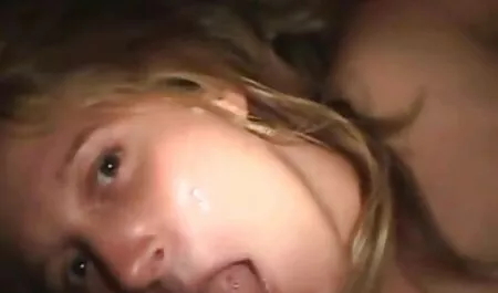 Chica vestida de rojo sentado coño videos anales de españolas en la cara de Guy