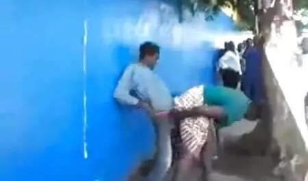 Chica acariciando el clítoris mejor anal español en la naturaleza y llegar al orgasmo