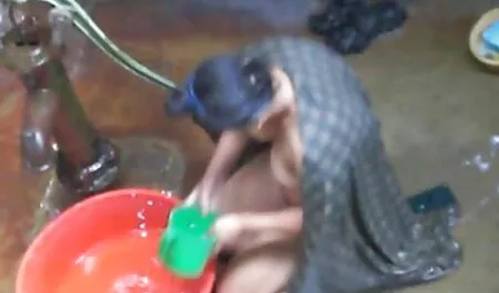 Flaco chica con rulos activamente analespañola acariciando la vagina con un dedo