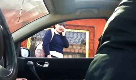 Pollo anal en idioma español en el escenario teniendo una fiesta con hombres