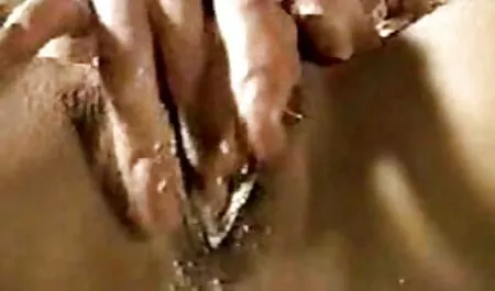 Chica sexy en pantalones cortos bailando striptease en la calle bajo un primer anal en castellano chorro de agua