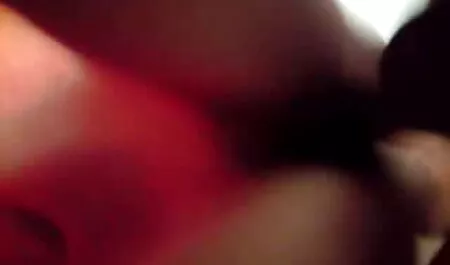 Vestir videos anales españoles a una hermosa morena en un vestido rojo