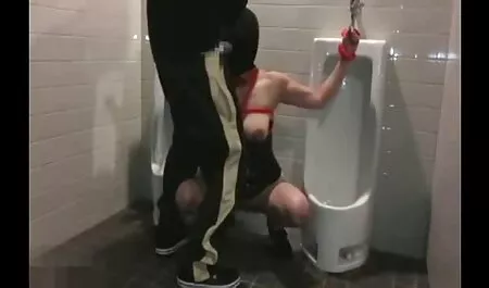 Adulto amante tomando anal español casero cinta adhesiva en la mano