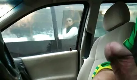 Chica aceptó chupar la furgoneta a la derecha en la tienda sexo anal en español latino