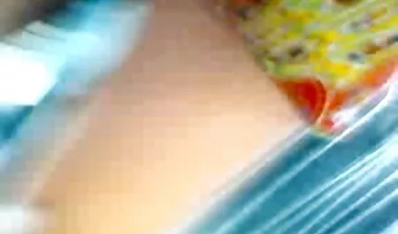 Delgado anal subtitulado lesbianas acariciando en el baño y follando coños y culos con un consolador