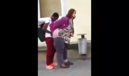 Proshmonda con ordeño colgante trabajando activamente con la anal subtitulado pluma en la parte superior de la extremidad