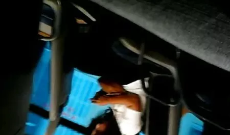 Dulce pelirroja nena anhela en el pornoanalespañol sofá