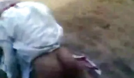 Una mujer musculosa en un corsé se sienta en el regazo del su primer anal español hombre y se masturba su falo